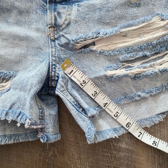 Free People We The Free Maggie Distressed Jean Shorts Women's Size 25 - Picture 9 of 9